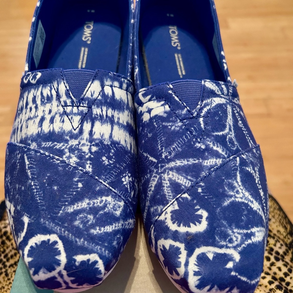 TOMS Women’s slip ons - Picture 3 of 8